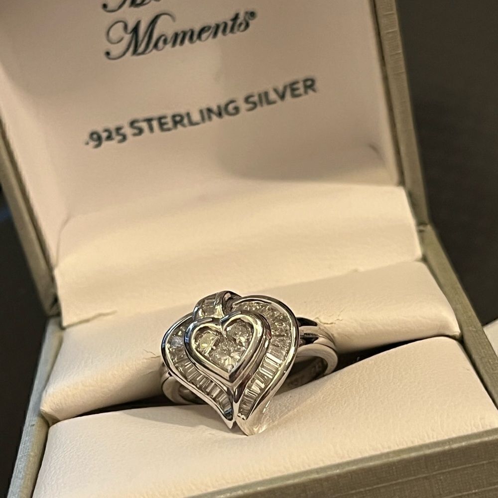 Genuine 18kt white gold heart baguette diamond ring size 6.5 - Picture 2 of 10
